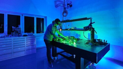 Ein Mitarbeiter von Quantum Optics Jena arbeitet im Optiklabor.
