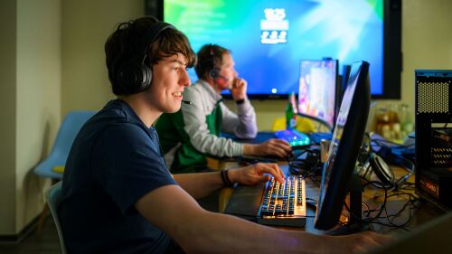 Ein Teilnehmer des dotSource Code Camps sitzt vorm PC