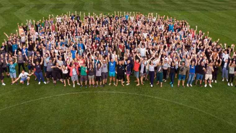Die dotSource-Familie: Gruppenbild mit allen Mitarbeiterinnen und Mitarbeitern