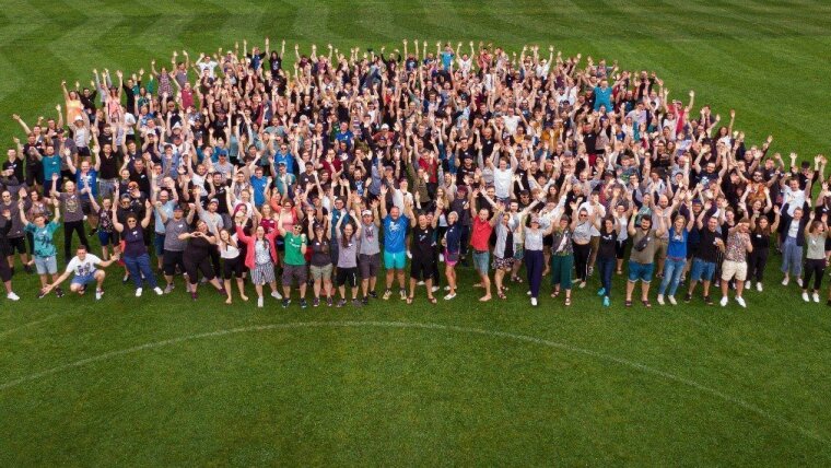 Die dotSource-Familie: Gruppenbild mit allen Mitarbeiterinnen und Mitarbeitern