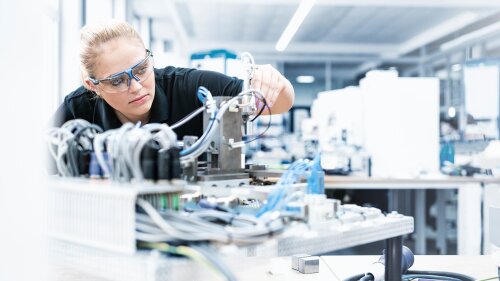 Auszubildende im Bereich Mechatronik bei ZEISS