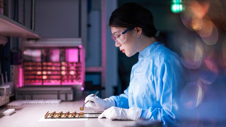 Eine Mitarbeiterin im Labor der JENOPTIK AG