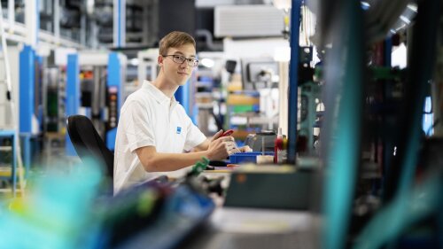 Ein Auszubildender der JENOPTIK AG bei der Arbeit