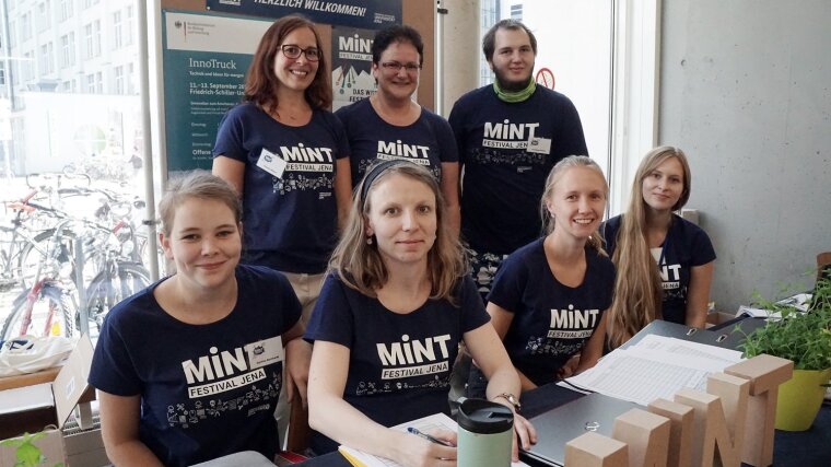 Teil des Teams zum MINT-Festival Jena 2018 und studentische Hilfskräfte