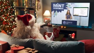 Der Weihnachtsmann schaut im TV einen MINT-Festival-Vortrag.