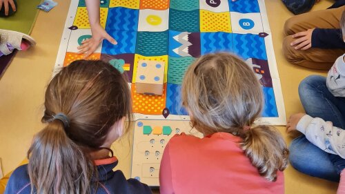 Entdecke die Welt der Informatik | Als Grundschüler kannst du mit dem Cubetto erste Programmierkenntnisse testen.